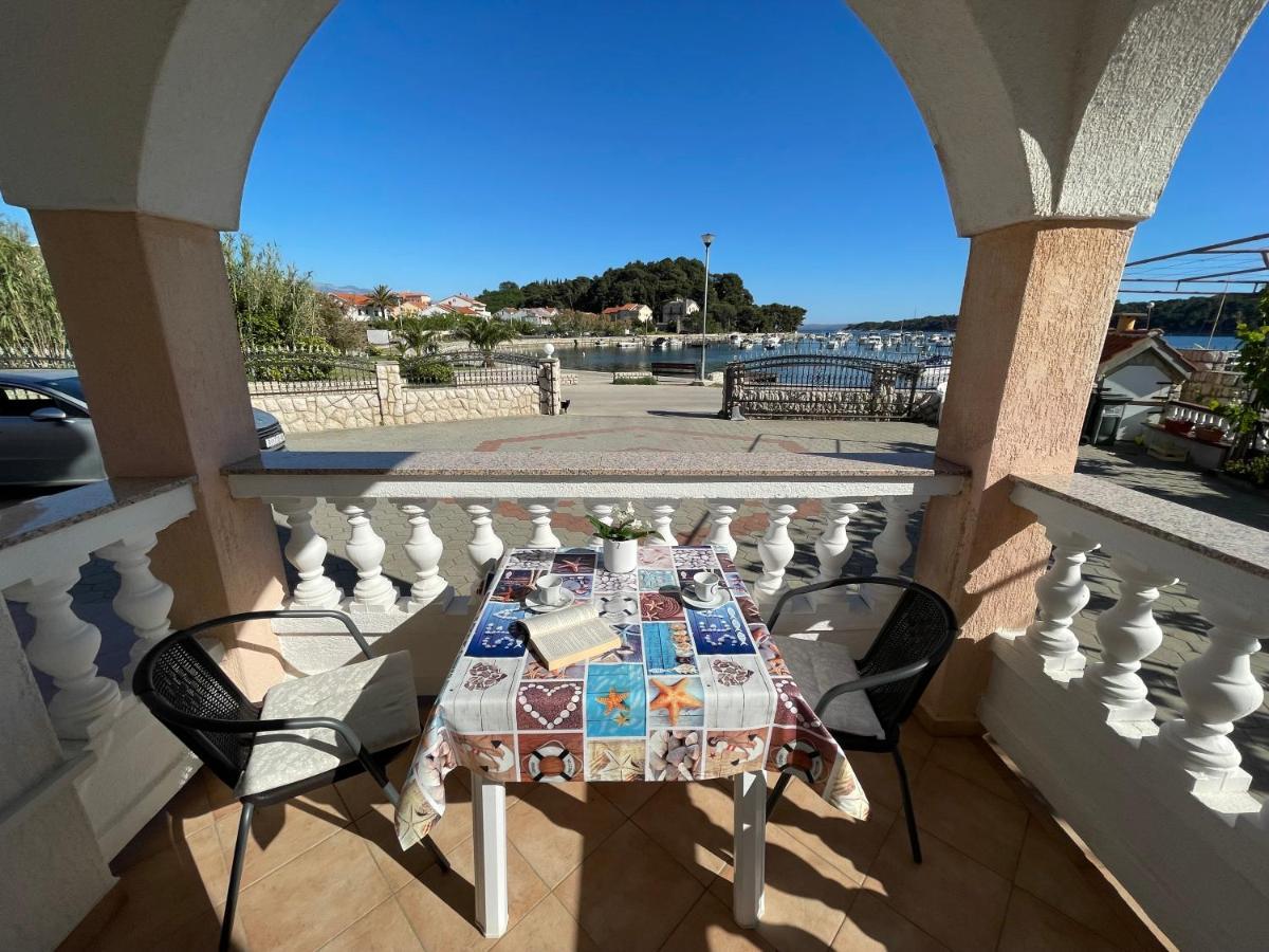 Apartmani Ruzarija Rab Town Eksteriør bilde