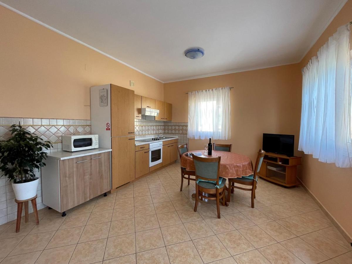 Apartmani Ruzarija Rab Town Eksteriør bilde